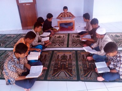 Kajian Al-Quran di slenggarakan tiap ba’da subuh,Mahrib dan Isya serta sore hari di mulai jam 17.00 dengan jenis kegiatan terjadwal berganti tiap waktunya